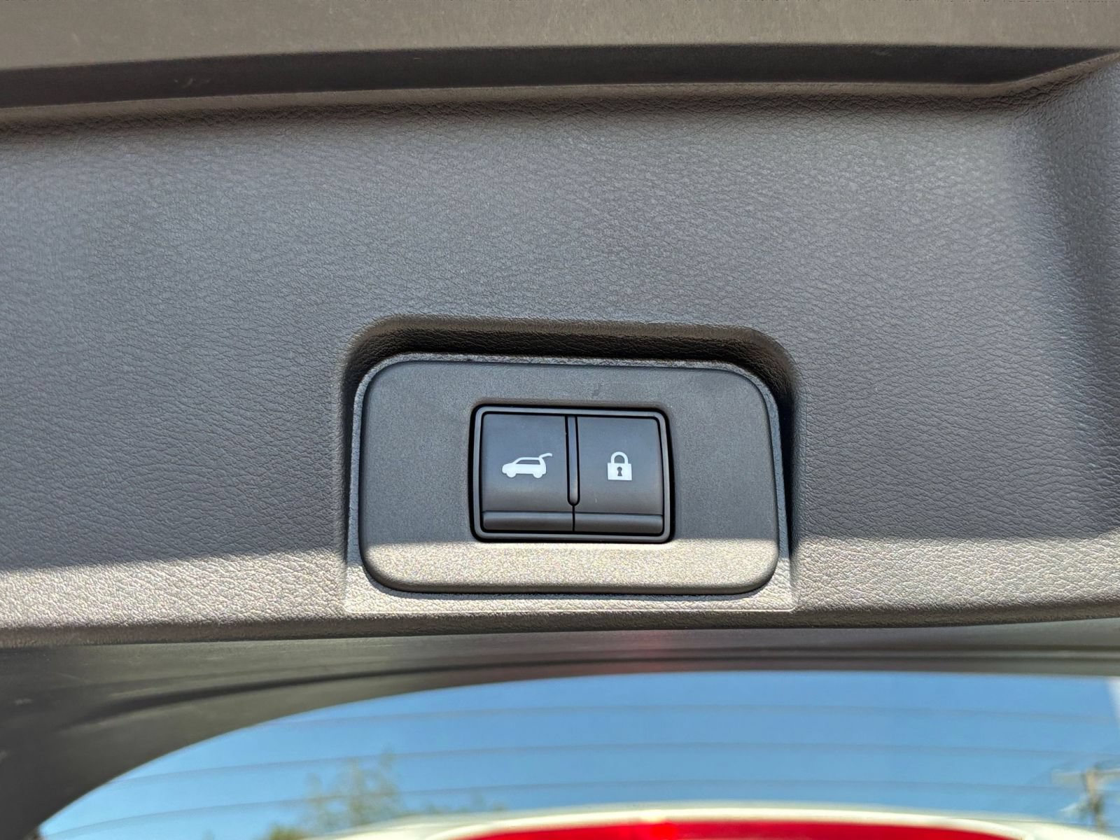 Used 2025 Nissan Rogue SV AWD/4WD image 22
