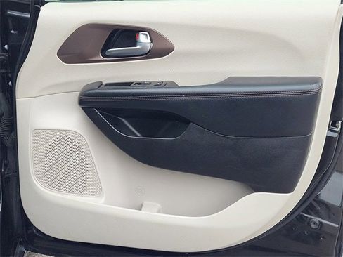 Used 2019 Chrysler Pacifica Touring-L w/ Advanced Safetytec Group image 15