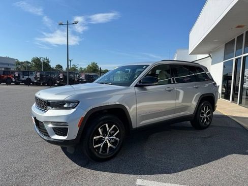 Used 2025 Jeep Grand Cherokee Limited w/ Luxury Tech Group II AWD/4WD image 18