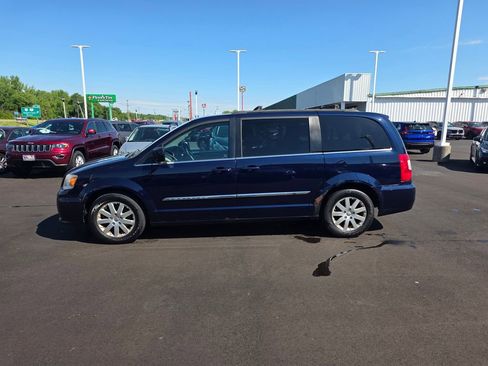 Used 2014 Chrysler Town & Country Touring FWD image 6