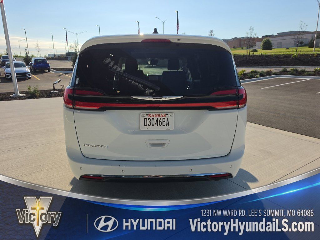 Used 2023 Chrysler Pacifica Touring-L FWD image 4