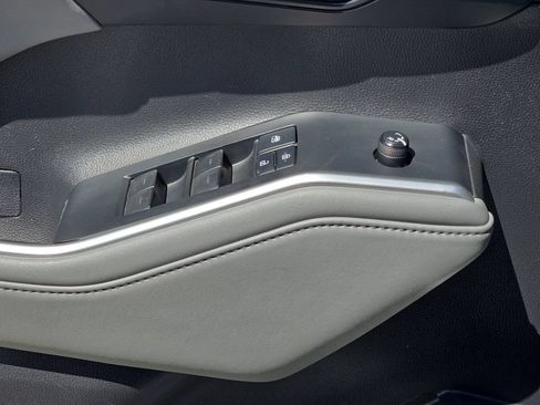 Used 2021 Toyota Highlander XLE FWD image 33