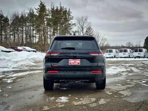 Used 2023 Jeep Grand Cherokee Limited w/ Black Appearance Package image 4