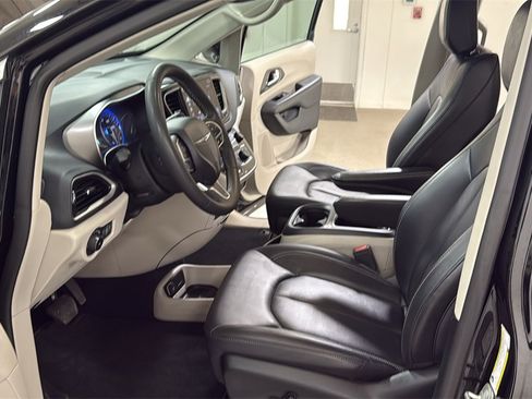 Used 2024 Chrysler Pacifica Touring-L image 12
