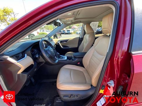Certified 2021 Toyota RAV4 XLE Premium AWD/4WD image 32