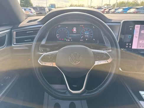 Used 2025 Volkswagen Atlas Cross Sport SE image 18