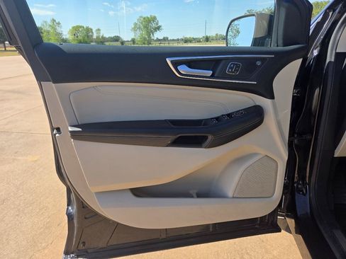 Used 2021 Ford Edge Titanium FWD image 13