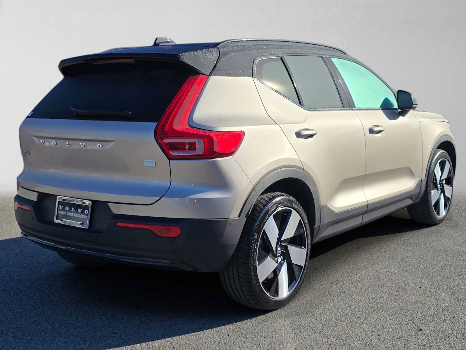 Certified 2023 Volvo XC40 Recharge Ultimate AWD/4WD image 4