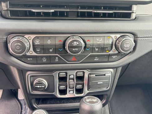 Used 2025 Jeep Wrangler Unlimited Sahara AWD/4WD image 17