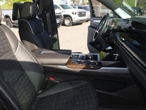 Used 2026 Cadillac Escalade Platinum Sport AWD/4WD image 43