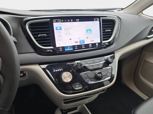 Used 2024 Chrysler Pacifica Touring-L FWD image 6