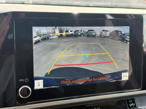 Used 2025 Toyota Camry SE image 14