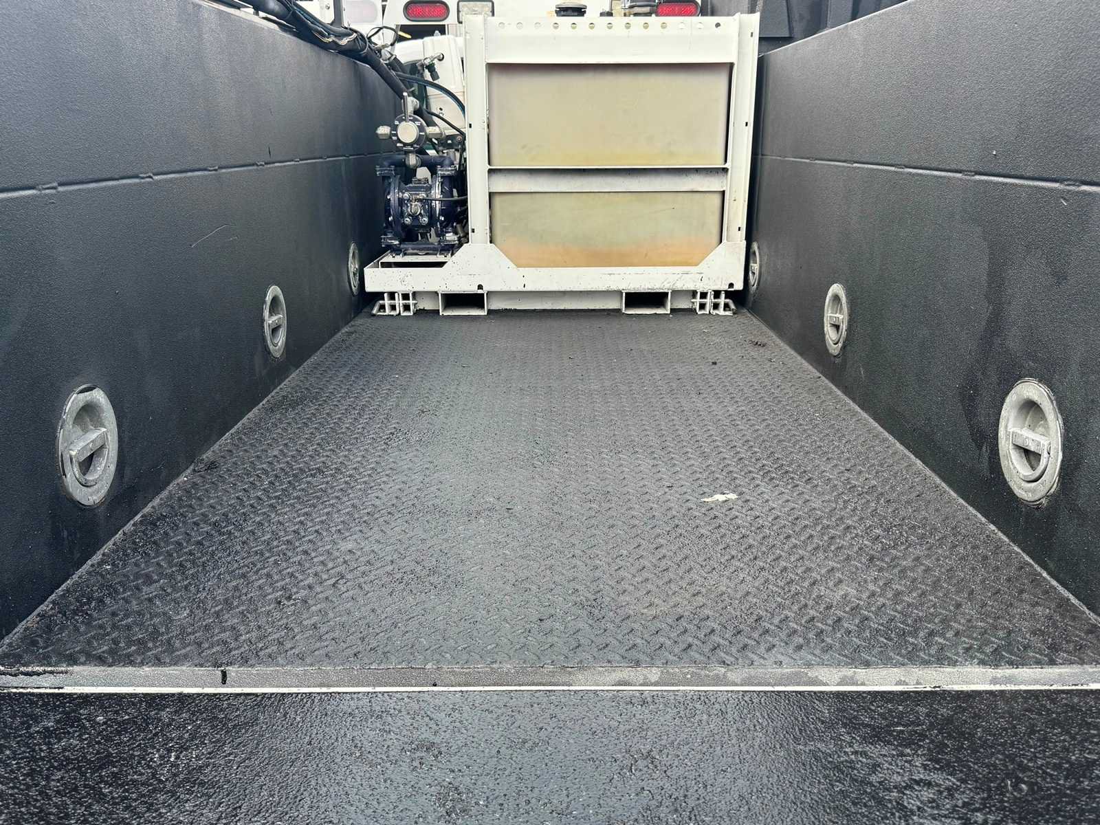 Used 2016 Ford F550 2WD Regular Cab Super Duty image 3