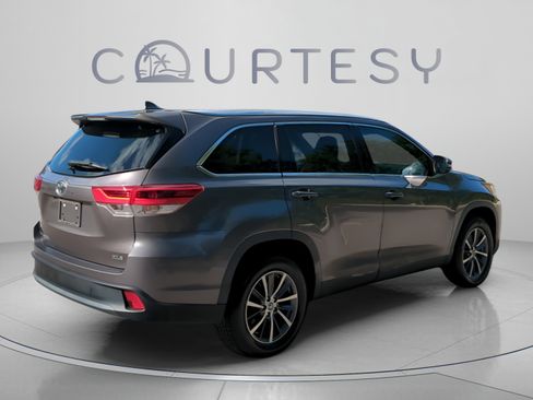 Used 2019 Toyota Highlander XLE FWD image 7