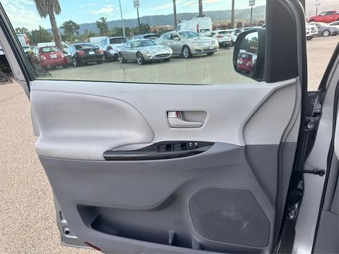 Used 2012 Toyota Sienna LE image 18