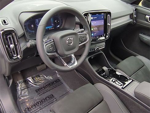 Used 2025 Volvo XC40 B5 Plus image 9