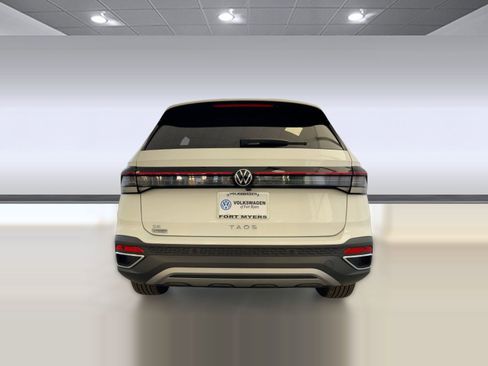 New 2026 Volkswagen Taos SE image 10