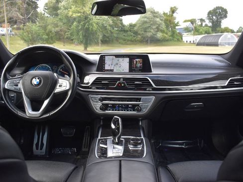 Used 2018 BMW 750i xDrive image 31