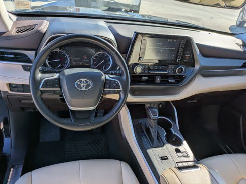 Used 2022 Toyota Highlander XLE FWD image 17