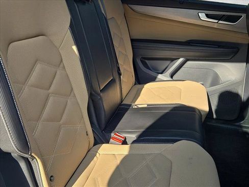 Used 2024 Volkswagen Atlas Cross Sport SE FWD image 19