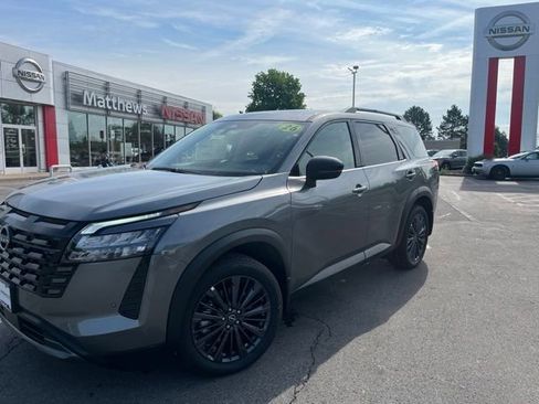 New 2026 Nissan Pathfinder SL w/ SL Premium Package AWD/4WD image 1