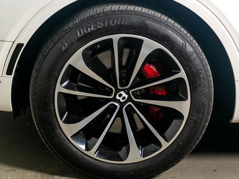 Used 2017 Bentley Bentayga image 18