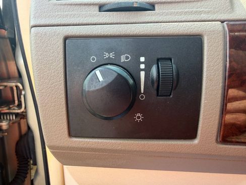 Used 2010 Chrysler Town & Country LX FWD image 17