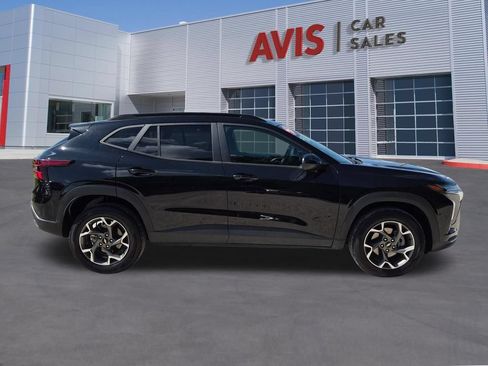Used 2025 Chevrolet Trax LT w/ LT Convenience Package FWD image 5