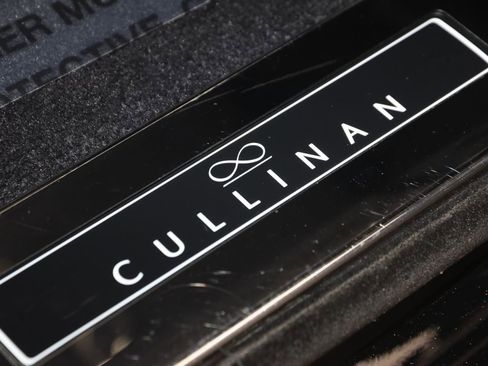 Used 2024 Rolls-Royce Cullinan Black Badge image 16