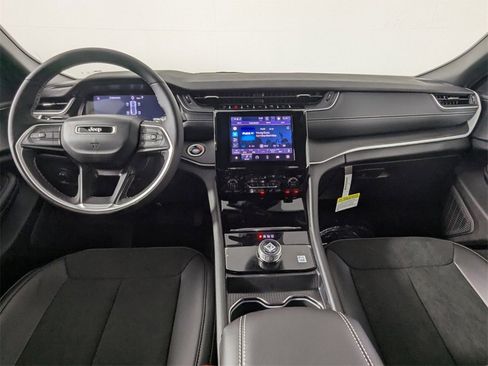 New 2025 Jeep Grand Cherokee Altitude image 15