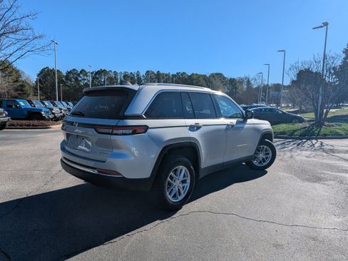 Certified 2023 Jeep Grand Cherokee Laredo X image 5