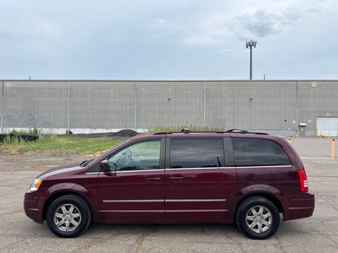 Used 2009 Chrysler Town & Country Touring w/ Entertainment Group #2 FWD image 6