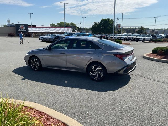 Used 2025 Hyundai Elantra SEL FWD image 4