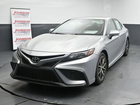 Used 2021 Toyota Camry SE image 4