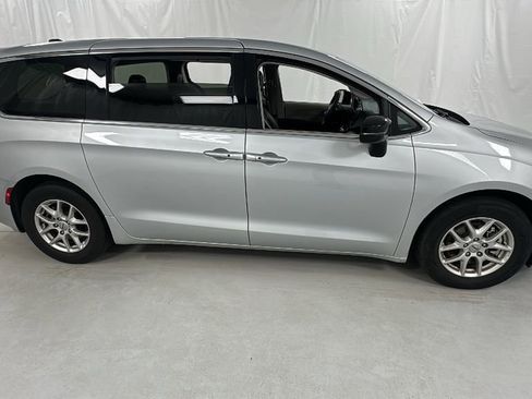 Used 2024 Chrysler Pacifica Touring-L image 2