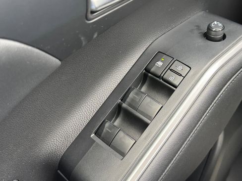 Used 2023 Toyota Highlander XLE AWD/4WD image 19
