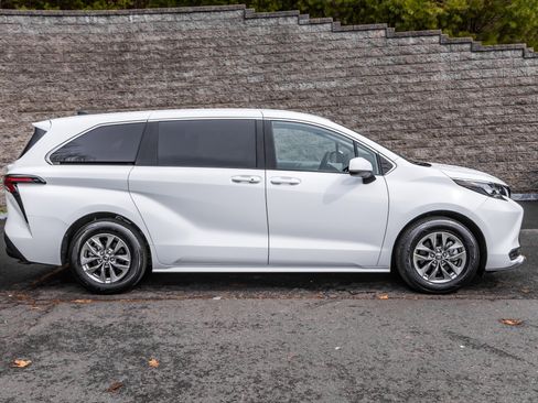 Used 2025 Toyota Sienna LE image 4