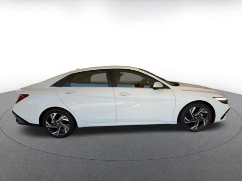Used 2025 Hyundai Elantra SEL FWD image 16