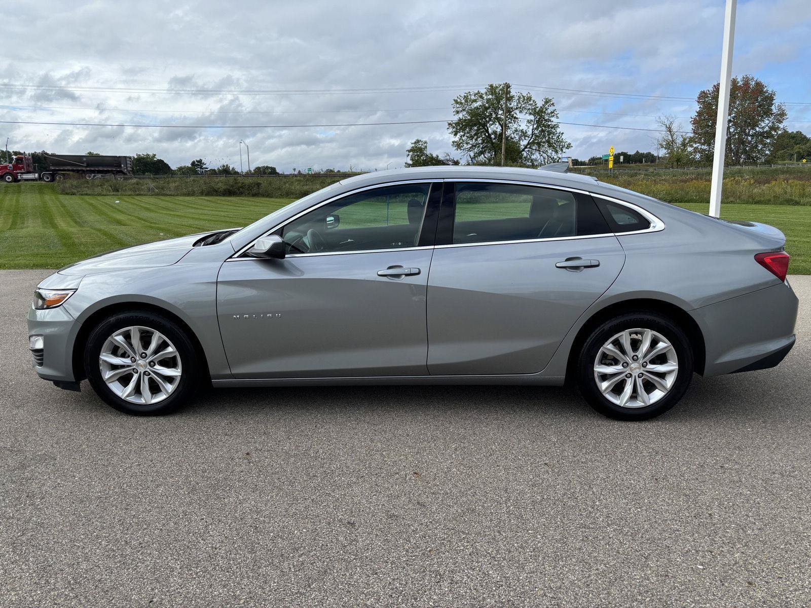 Used 2025 Chevrolet Malibu LT FWD image 2