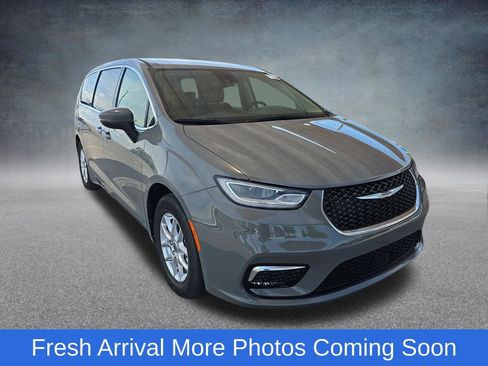 Used 2023 Chrysler Pacifica Touring-L FWD image 2