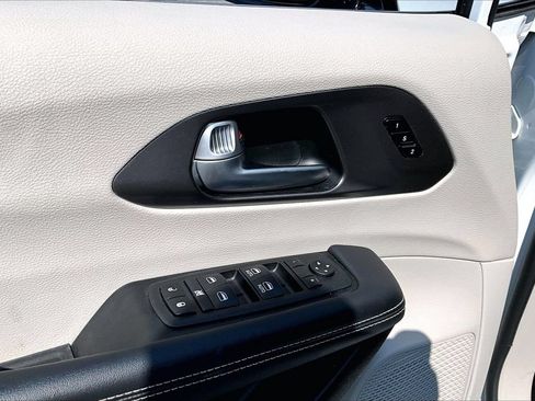 Used 2024 Chrysler Pacifica Touring-L FWD image 25