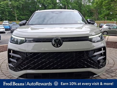 Certified 2025 Volkswagen Tiguan SE R-Line AWD/4WD image 2