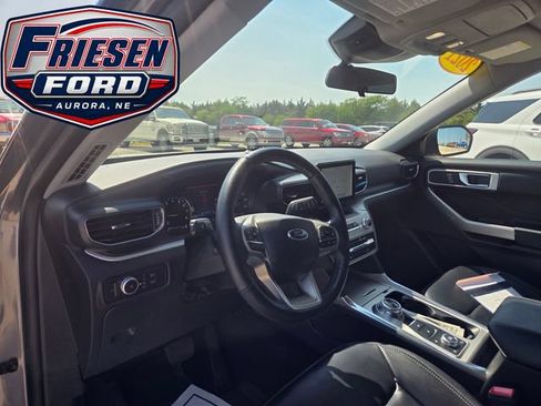 Used 2021 Ford Explorer XLT w/ Equipment Group 202A AWD/4WD image 14