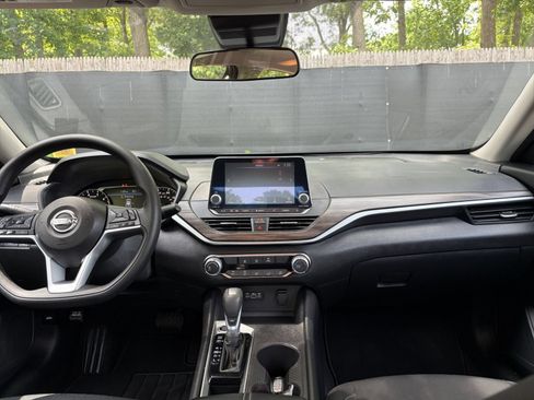 Used 2025 Nissan Altima 2.5 SV FWD image 33