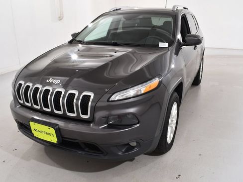 Used 2017 Jeep Cherokee Latitude AWD/4WD image 2