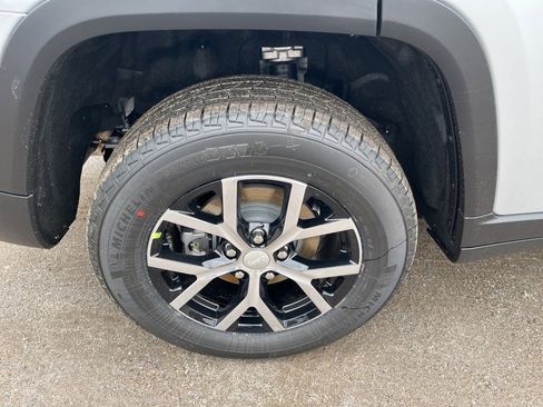 New 2025 Jeep Grand Cherokee Limited image 9