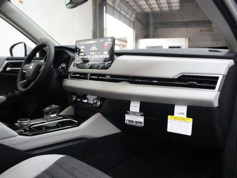 New 2026 Mitsubishi Outlander SE image 17