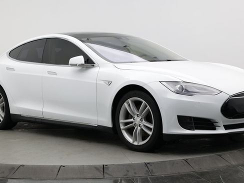 Used 2016 Tesla Model S 70 RWD image 3