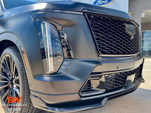 Used 2025 Cadillac Escalade V image 10