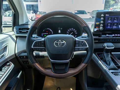 Used 2022 Toyota Sienna XLE AWD/4WD image 36